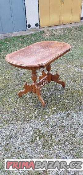 Dřevěný stolek
