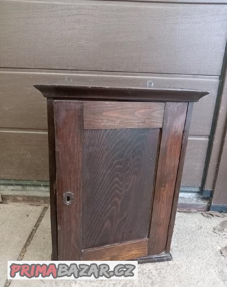 pekna-78drevena-zavesna-skrinka