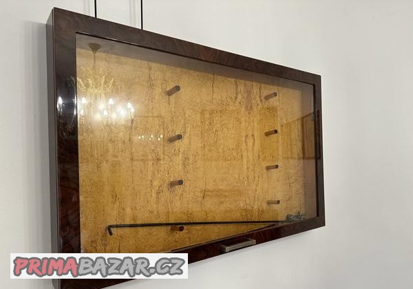 drevena-vitrina-na-pusky-140x85x12