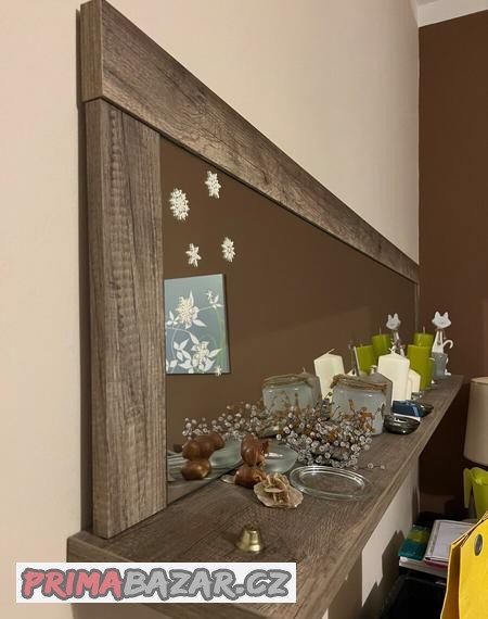 nastenna-police-se-zrcadlem