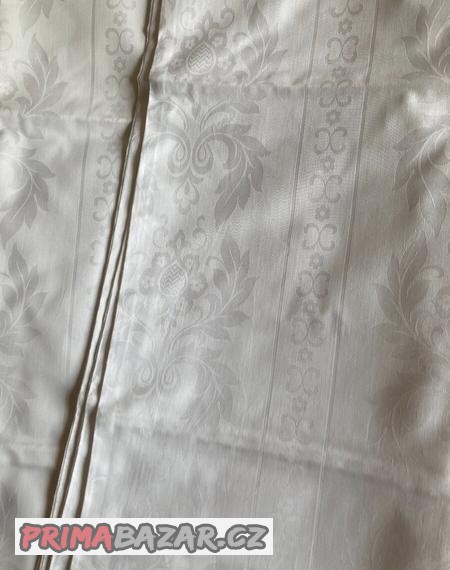 damaskove-povleceni-na-dve-postele-nepouzite