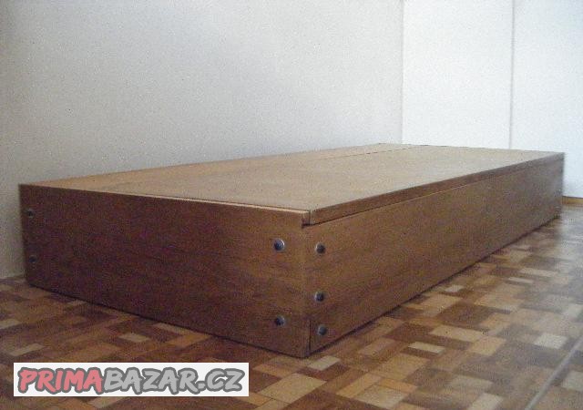 prodam-dreveny-gauc-s-velkym-uloznym-prostorem-pojizdny