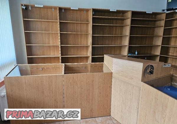 vybaveni-prodejny-pulty-sklenene-vitriny