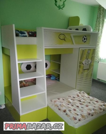 palanda-patrova-postel-se-skrini-a-policemi