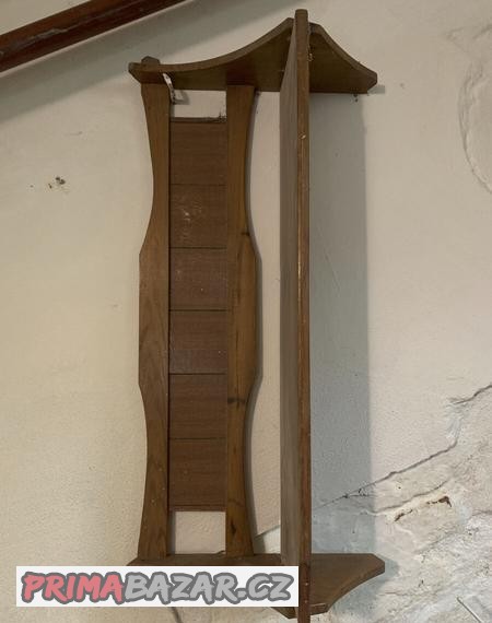 Dřevěna ozdobná polička