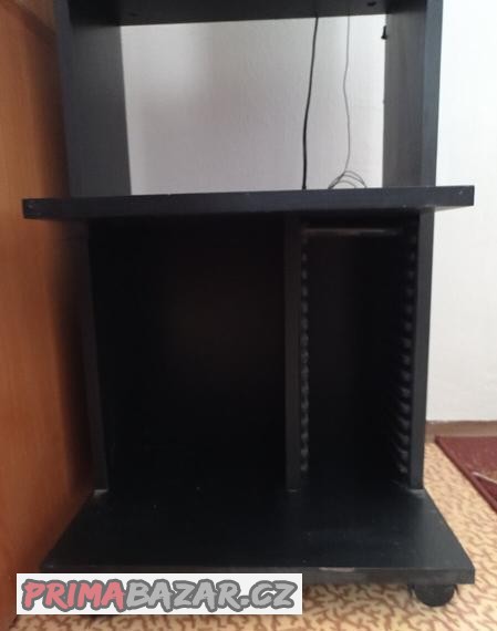 stolek-pod-hifi-vez-na-koleckach