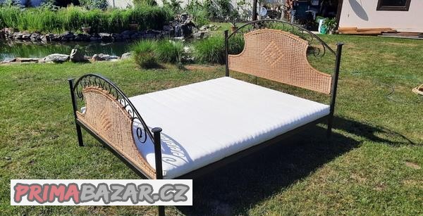 kovova-postel
