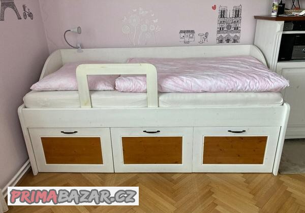bila-drevena-postel