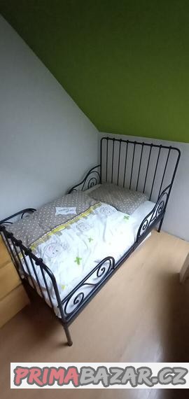 rostouci-kovova-postel-ikea