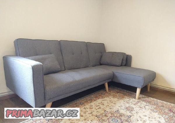 Pohovka ve skandinávském stylu.