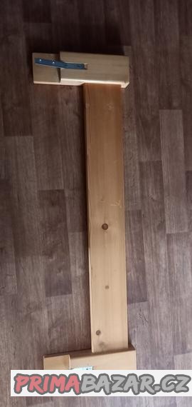 daruji-drevenou-zabranu-na-postel