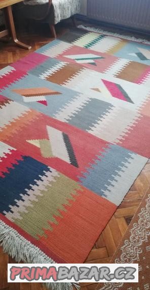 Vlněný, hladce tkaný koberec