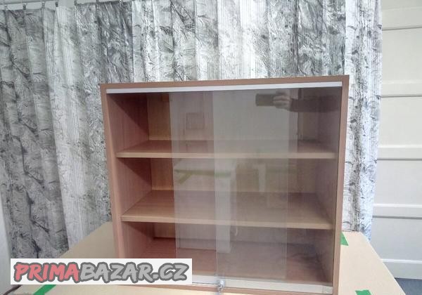 skrinky-vitriny-zavesne-policove-se-zamkem