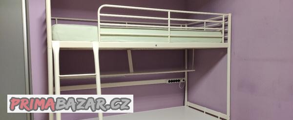 palandy-s-psaci-deskou-zavesenou-polickou-a-matraci