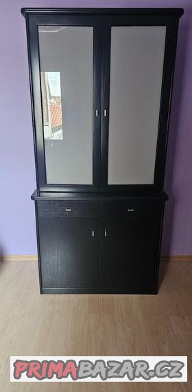 cerne-prosklene-skrine-z-masivu-pekny-a-zachovaly-stav