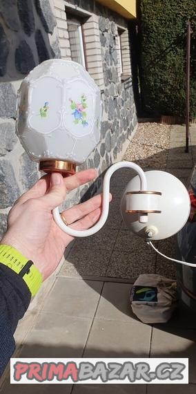 Starožitný lustr a lampičky do ložnice