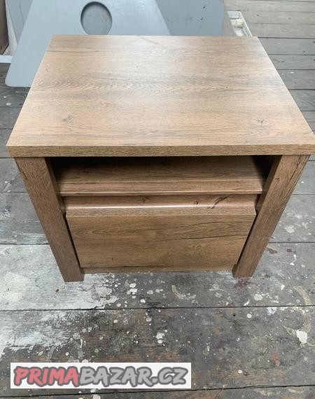 nocni-stolek-mala-skrinka