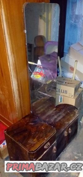 starozitna-toaleta-se-zrcadlem