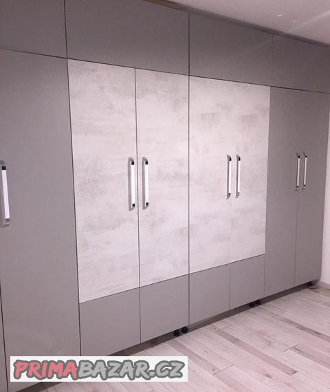 Skříň ,psací stůl a komoda