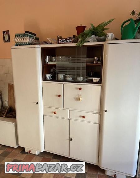 prodam-starou-kuchynskou-skrin