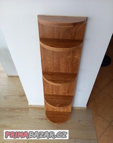 nastenny-regal-s-policemi