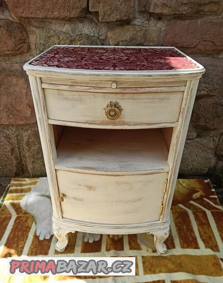 stary-stolek-v-patine