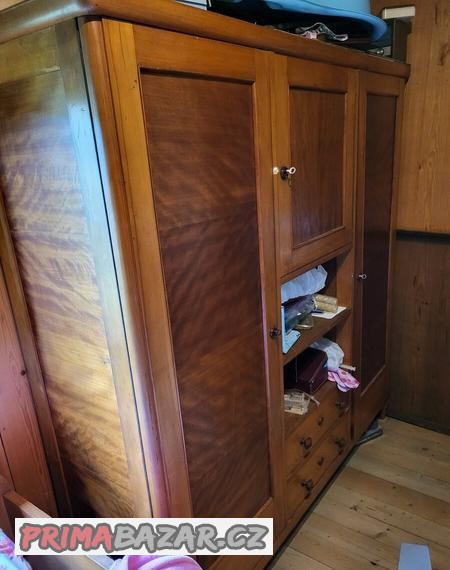 Skřín ze začátku 20. století masiv.