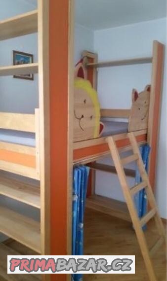 vyvysena-postel-z-masivniho-dreva