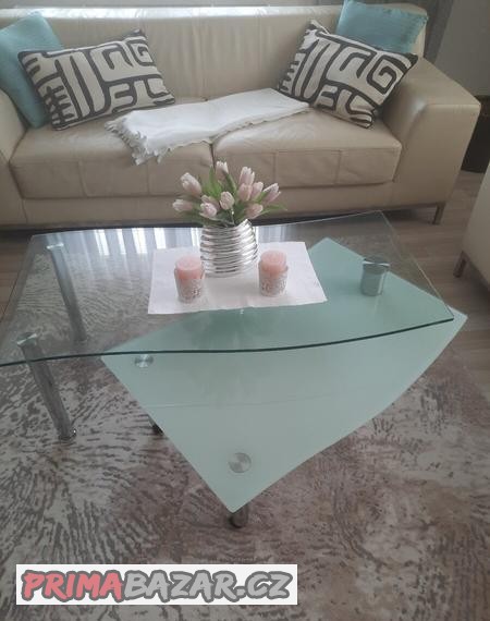 Skleněný stůl
