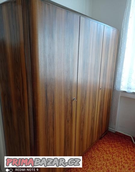 kompletni-loznice-z-masivniho-dreva