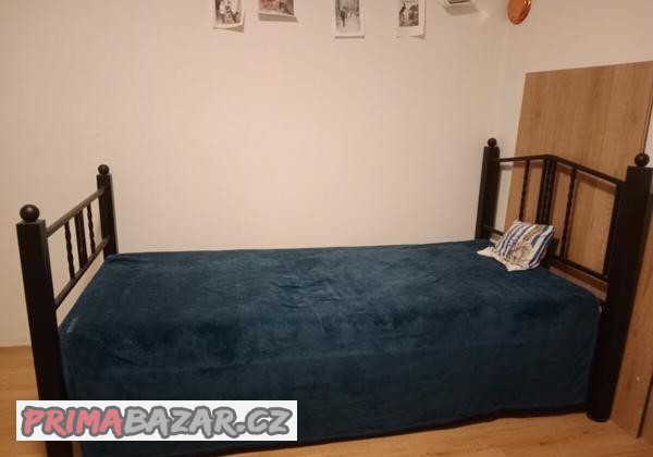 kovova-postel
