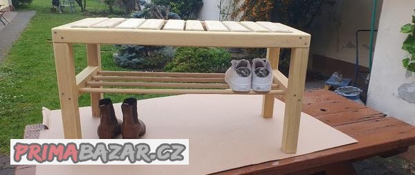 masivní akátový botník