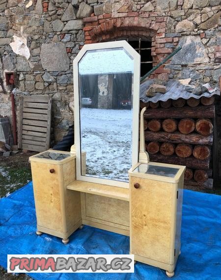 toaletni-stolek-se-zrcadlem