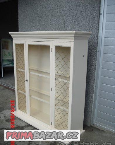 prodam-vytrinu-prosklenou-ve-stylu-provence