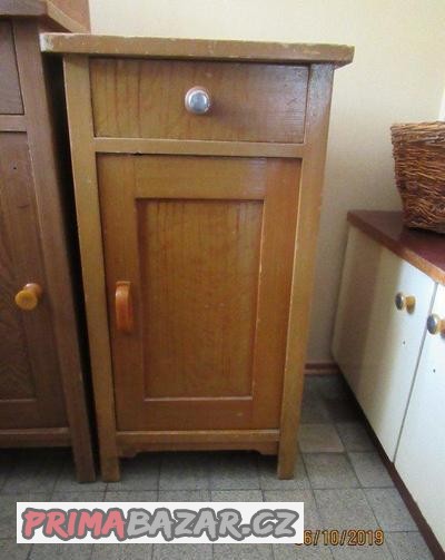 stare-nocni-stolky-a-svetlo