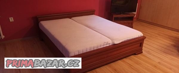 manzelska-postel-stolek-pod-tv