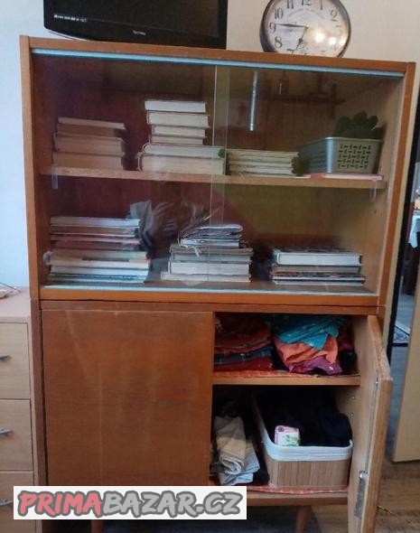 retro-nabytek-pradelnik-knihovna