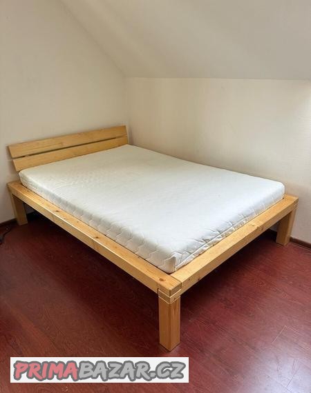 masivni-smrkova-postel-matrace