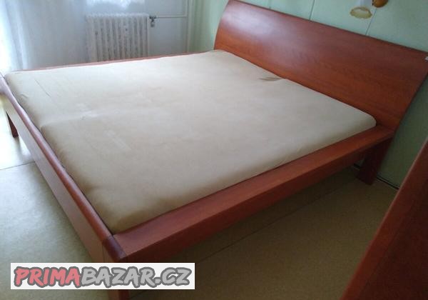 krasna-manzelska-postel-z-masivu