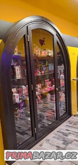 drevene-vitriny-luxusni-provedeni