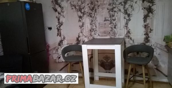 barovy-stul-a-dve-barove-zidle