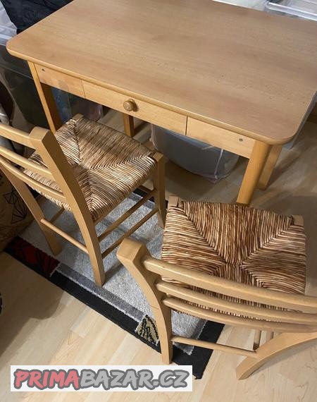 dreveny-stul-a-dve-zidle