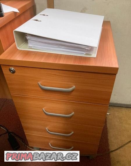 psaci-stul-a-pojizdny-kontejner-tresen