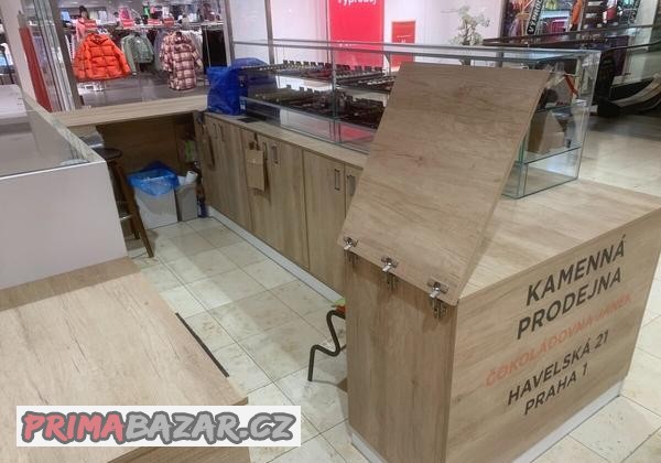 prostorny-prodejni-stanek-do-oc