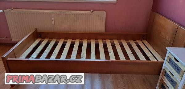 postel-drevena-masiv
