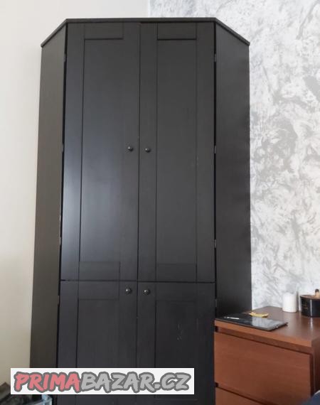 skrin-se-stolem-na-pocitac