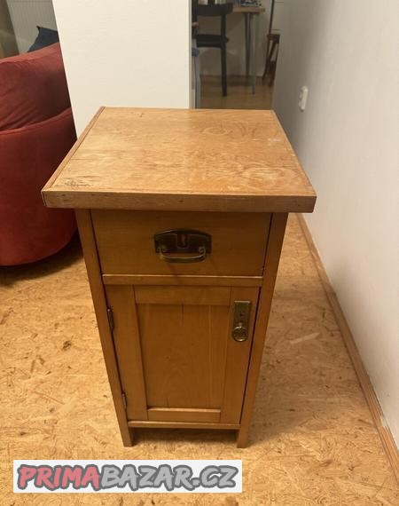 sleva-drevena-starozitna-skrinka