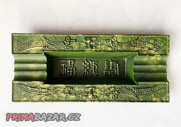 Kovový popelník se znaky kándží