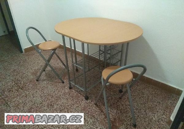 pojizdny-rozkladaci-jidelni-stul-s-uloznymi-polickami