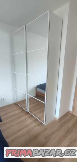 prodam-satni-skrin-ikea-vysoka-posuvne-dvere-mala-hloubka